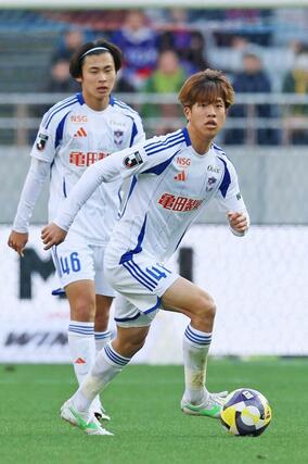 ボールを運ぶＭＦ長谷川元希＝味の素スタジアム