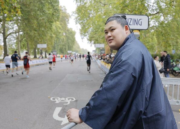 ハーフマラソン大会を見学する横綱大の里＝１２日、ロンドン（共同）