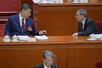 　中国全人代で、政府活動報告を終えた李強首相（右）と言葉を交わす習近平国家主席＝３月５日、北京の人民大会堂（共同）