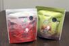 新潟食料農業大の村上茶商品第3弾の「越後姫紅茶」(左)と商品化第2弾の「ほうじ茶ハーブティー」