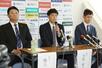 入団会見に臨む笠原祥太郎選手（中央）＝新潟市中央区