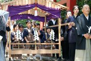 子どもの健やかな成長願い…3年に1度の「下り羽」奉納　佐渡市・牛尾神社で天王祭、児童5人練り歩く