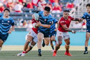 トンガ戦で攻め込む竹内(中央)=デンバー((C)JRFU)
