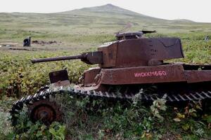 千島列島北東端のシュムシュ島に残された旧日本軍の戦車=2015年9月(タス=共同)