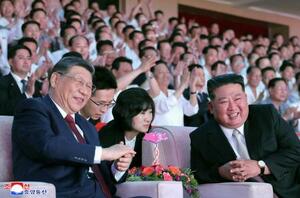 眼鏡をかけて芸術公演を鑑賞する中国の習近平国家主席。右は北朝鮮の金正恩朝鮮労働党総書記=8日、平壌(朝鮮中央通信=共同)