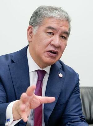 　インタビューに答える一橋大学の秋山信将教授