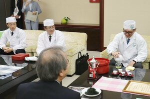 花角英世知事らに全国品評会の最高賞を獲得した手もみ茶を振る舞う村上茶手揉保存会のメンバーたち=11月27日、新潟県庁