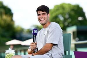 テニスのウィンブルドン選手権の男子シングルス3連覇を狙うカルロス・アルカラス=28日、ウィンブルドン(ゲッティ=共同)