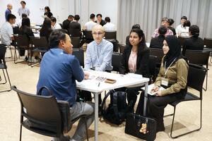 留学生と企業の採用担当者らが意見を交わした交流会=長岡市大手通2