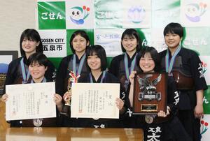 全国高校選抜大会で全国3位に入賞した五泉高校の剣道部女子メンバー=五泉市役所