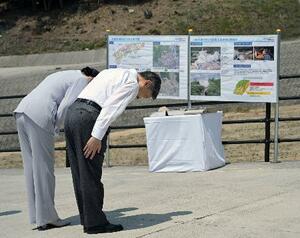 2014年8月の土砂災害で大きな被害が出た広島市安佐南区を訪れ、黙礼される天皇、皇后両陛下=20日午前(代表撮影)