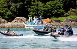 反捕鯨団体による妨害行為を想定した海保の警備訓練=20日午後、和歌山県太地町