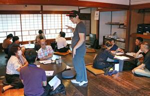 だれのために何をどのように提供するのかなど、具体的な計画を考えた起業研修=三条市仲之町