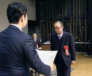 県弁護士会による人権賞の贈呈式＝２月２７日、新潟市中央区