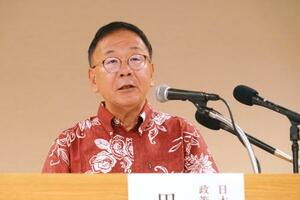 記者会見する日銀の田村直樹審議委員=16日午後、那覇市