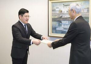 地域おこし協力隊に採用され、辞令を受け取る羽賀康貴さん(左)=新発田市中央町3