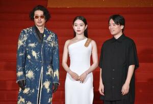 上海国際映画祭の会場で撮影に応じる、映画「夏の砂の上」に出演した(左から)オダギリジョーさんと高石あかりさん、右は玉田真也監督=21日、中国上海市(共同)