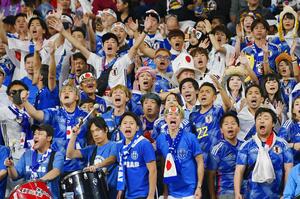 ドイツ戦でスタンドから声援を送る日本サポーター=11月23日、ドーハ(共同)