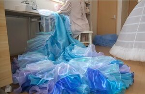 スカートにフリルをつけるHanaさん。（写真提供@Hana-SweetishFlower）