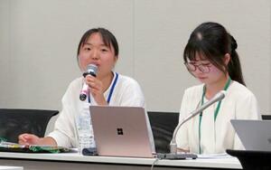 国会内で記者会見する加藤美和さん(左)=10日午後