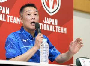 　記者会見でパリ五輪のバレーボール女子日本代表選手を発表し、質問に答える真鍋政義監督＝２０２４年７月、味の素ナショナルトレーニングセンター