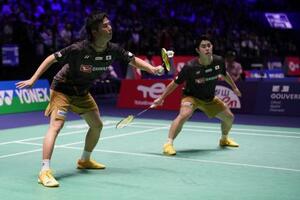 　世界バドミントン、男子ダブルス３回戦でインドネシアのペアと対戦する保木卓朗（右）、小林優吾組＝２８日、パリ（ＡＰ＝共同）