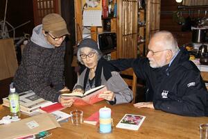 ゴールドステインさんの旧宅で歓談する(左から)涌井一朗さん、マリリン・ヘイズルトンさん、夫のダンさん=新発田市板山