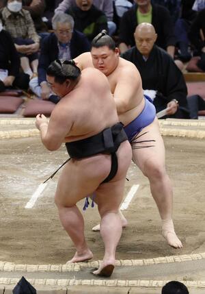 大の里(奥)が押し出しで正代を下す=福岡国際センター