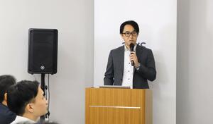 地域創生支援の取り組みについて説明するアマゾンウェブサービスジャパンの瀧澤与一・執行役員パブリックセクター技術統括本部長=18日、新潟市中央区