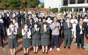 第一声に集まった聴衆=10月15日、上越市