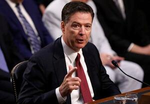 　米上院情報特別委員会で証言するコミー元ＦＢＩ長官＝２０１７年６月、ワシントン（ロイター＝共同）