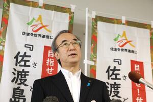 「佐渡島の金山」への「情報照会」勧告を受け、取材に応じる新潟県の花角英世知事=県庁