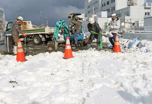積雪がある中、道路の復旧を進める建設業者=1月8日、新潟市西区ときめき西4