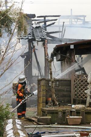住宅火災の現場で行われた消火活動＝３月２日、燕市米納津