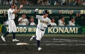 鳴門―天理 4回裏、同点2ランを放ちガッツポーズで二塁へ向かう鳴門・橋本=甲子園