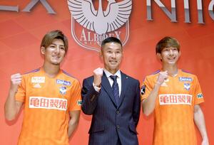 会見に臨む松橋力蔵監督(中央)と、新しいユニホームを着た新加入の新井直人選手(左)、太田修介選手(右)=1月12日、新潟市中央区