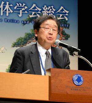 　日本網膜硝子体学会で発表する神戸市立神戸アイセンター病院の栗本康夫院長＝５日午後、東京都千代田区