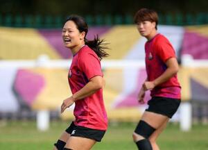 　練習で笑顔を見せる日本代表の長田いろは（左）＝２２日、ダベントリー（ロイター＝共同）