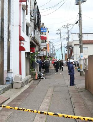 火災から1日たった「本寺小路」の現場周辺=11日、三条市