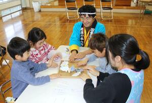 ワークショップで牛の角突きに親しむ園児たち=小千谷市船岡2