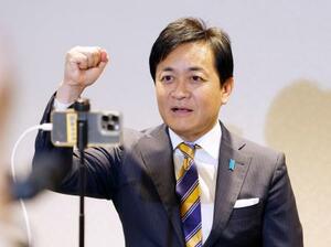 　香川２区で当選確実を決め、感謝を伝える国民民主党の玉木雄一郎氏＝８日夜、東京都新宿区