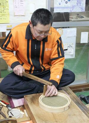 竹の裏ごしを作る曲物職人の足立照久さん=長岡市寺泊山田