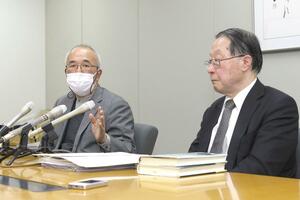 水俣病被害者の支援に尽力した中村洋二郎弁護士を悼み、会見する新潟水俣病共闘会議議長代行の中村周而弁護士(右)と幹事長の高野秀男さん=27日、新潟市中央区