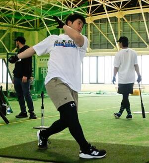 　打撃練習するソフトバンク・近藤＝鹿児島県天城町