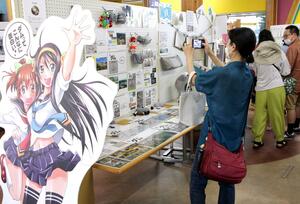 ダムに関するさまざまなものが展示されている「ダムクラスタ博覧会IN阿賀町」=8月4日、阿賀町石間