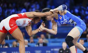 女子53キロ級決勝 エクアドル選手と対戦する藤波朱理=パリ(共同)