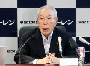 記者会見するセーレンの川田達男会長=10日午後、東京都内