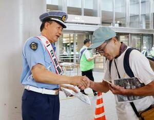 愛知県警中村署の一日署長に就任し、自転車の安全運転などを呼びかける与田剛さん(左)=15日午前、JR名古屋駅