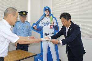 暴力追放協賛自販機の設置拡大に協力したとして贈られた感謝状の贈呈式=新潟市