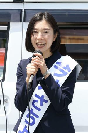 街頭演説する今井幸代さん=5月26日、田上町